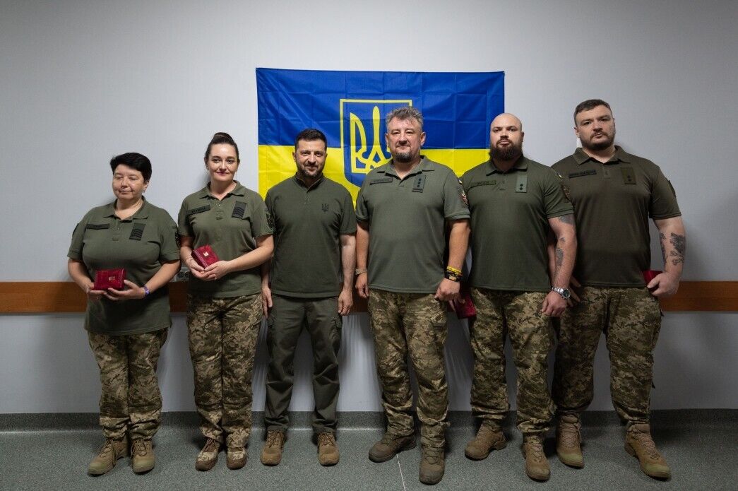 Обороняли Украину на самых горячих направлениях: Зеленский в Харькове навестил раненых украинских воинов. Видео