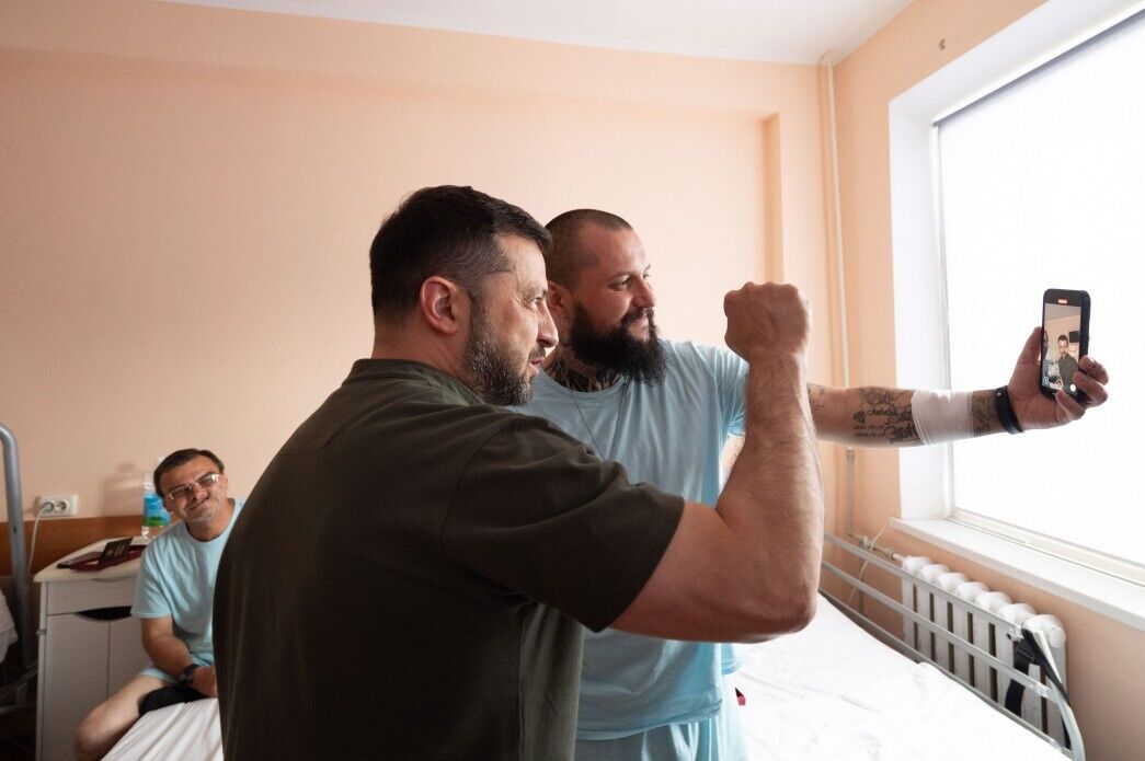 Обороняли Украину на самых горячих направлениях: Зеленский в Харькове навестил раненых украинских воинов. Видео