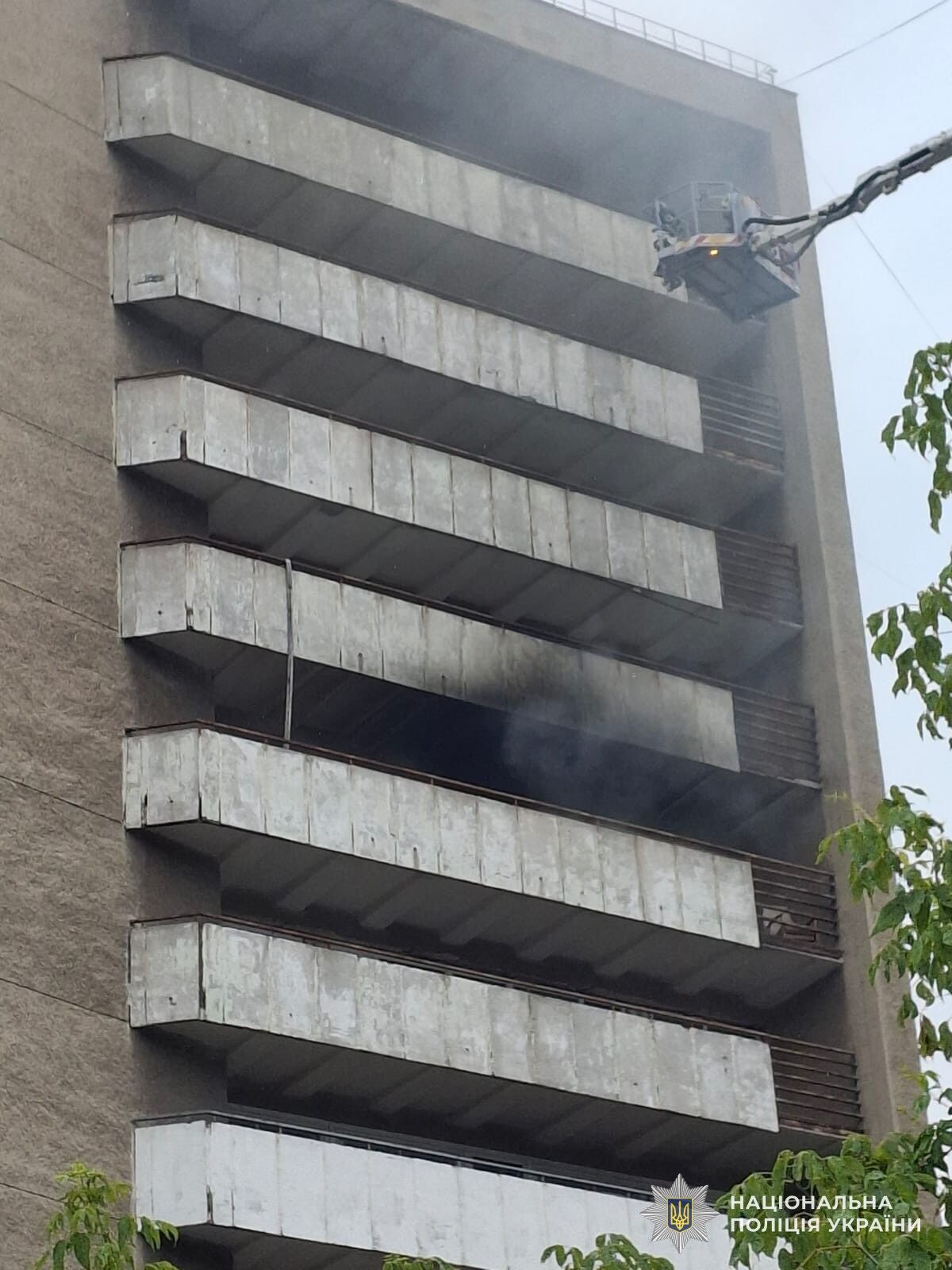 У Львові спалахнула потужна пожежа в готелі, піднявся дим: рятувальники евакуювали людей. Відео