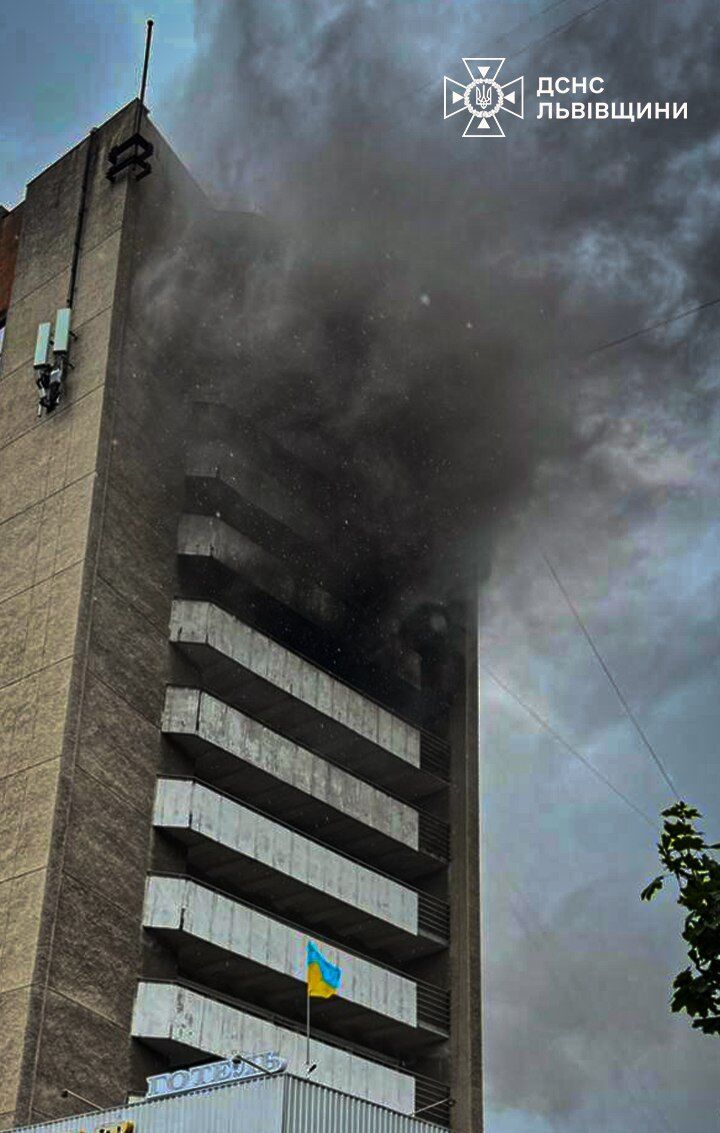 У Львові спалахнула потужна пожежа в готелі, піднявся дим: рятувальники евакуювали людей. Відео