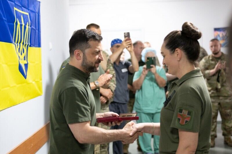 Обороняли Украину на самых горячих направлениях: Зеленский в Харькове навестил раненых украинских воинов. Видео