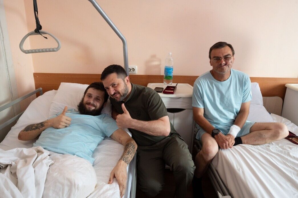 Обороняли Украину на самых горячих направлениях: Зеленский в Харькове навестил раненых украинских воинов. Видео