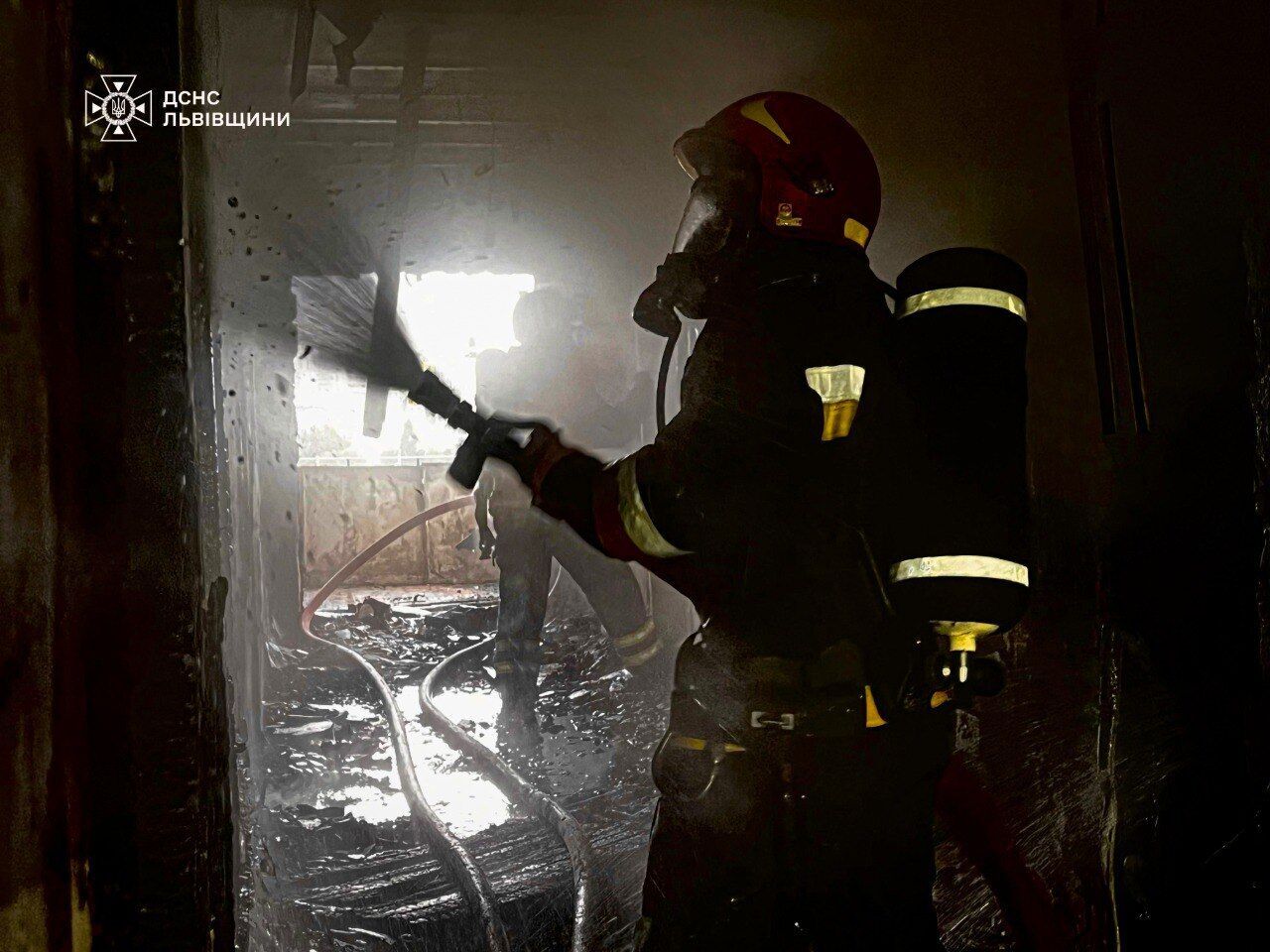 У Львові спалахнула потужна пожежа в готелі, піднявся дим: рятувальники евакуювали людей. Відео