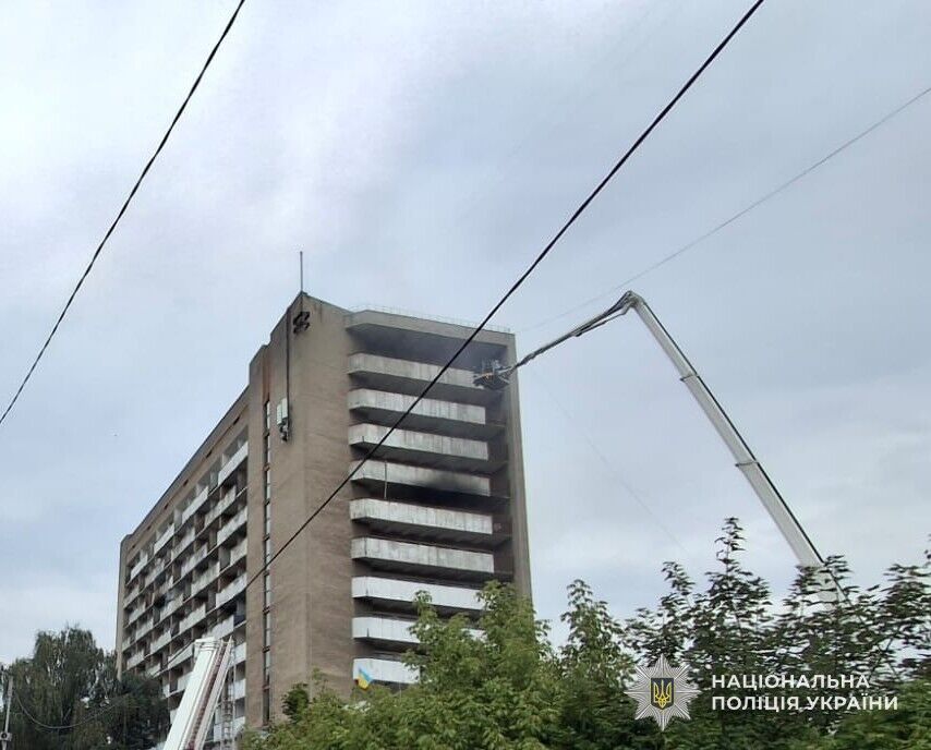 У Львові спалахнула потужна пожежа в готелі, піднявся дим: рятувальники евакуювали людей. Відео