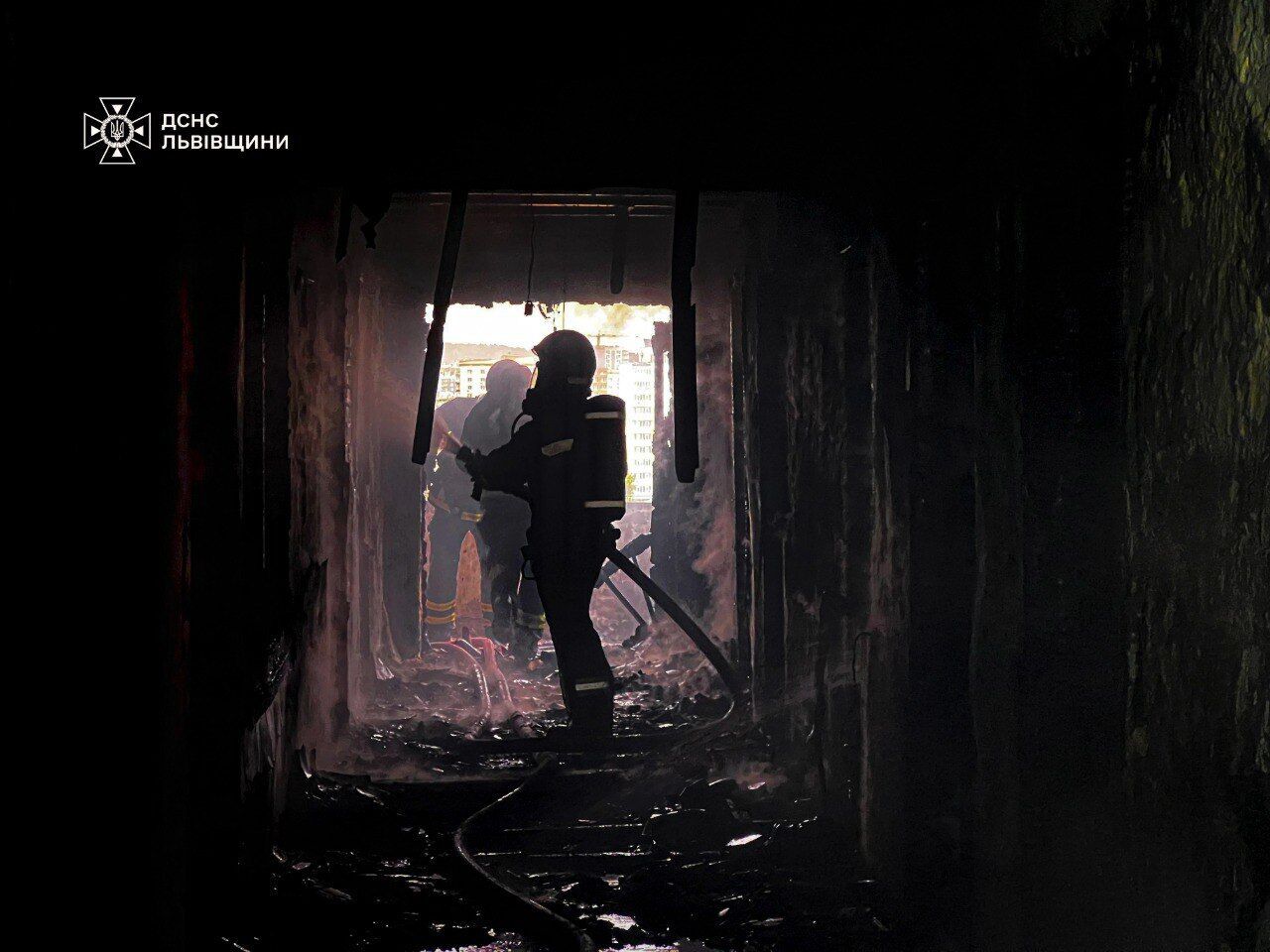 У Львові спалахнула потужна пожежа в готелі, піднявся дим: рятувальники евакуювали людей. Відео