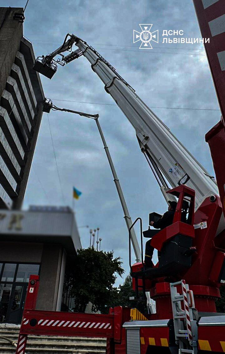 У Львові спалахнула потужна пожежа в готелі, піднявся дим: рятувальники евакуювали людей. Відео