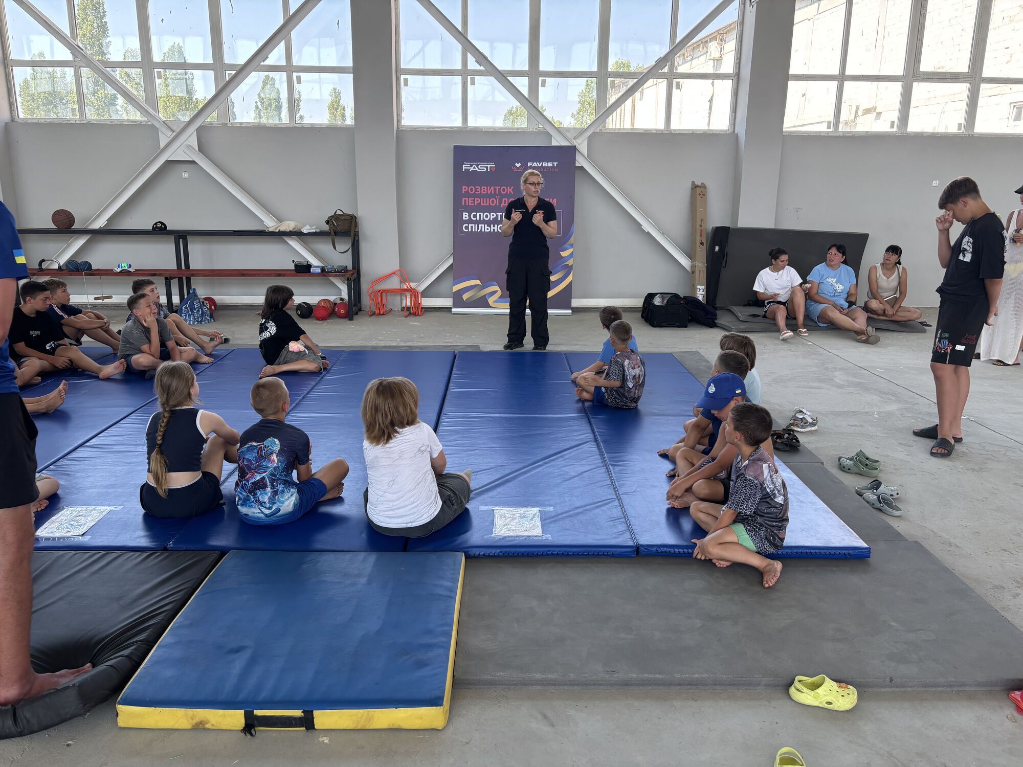 Favbet Foundation та FAST провели тренінг із домедичної допомоги для юних хокеїстів клубу "Морські вовки"