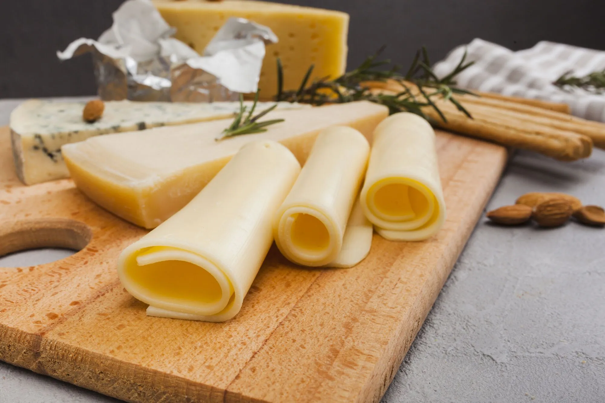 Где нельзя хранить сыр: продукт быстро испортится