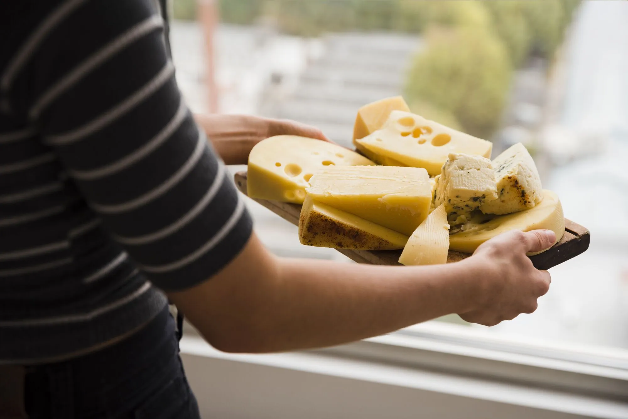 Где нельзя хранить сыр: продукт быстро испортится