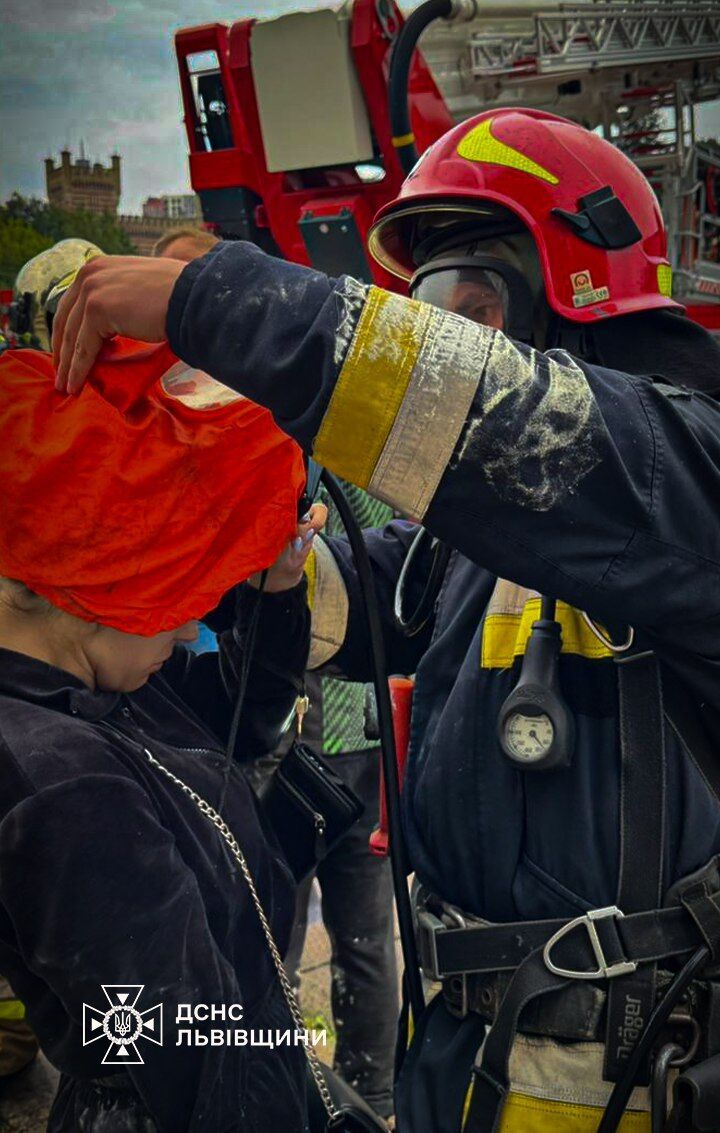 У Львові спалахнула потужна пожежа в готелі, піднявся дим: рятувальники евакуювали людей. Відео