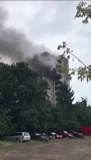 У Львові спалахнула потужна пожежа в готелі, піднявся дим: рятувальники евакуювали людей. Відео