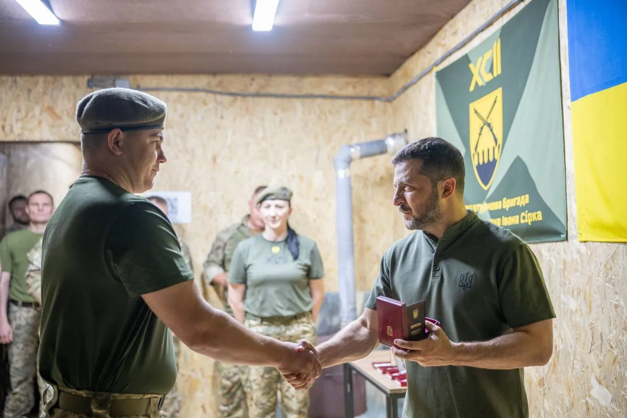 Фіксують найманців із Китаю та країн Африки: Зеленський на Харківщині відзначив нагородами оборонців Вовчанського та Липецького напрямків. Фото і відео