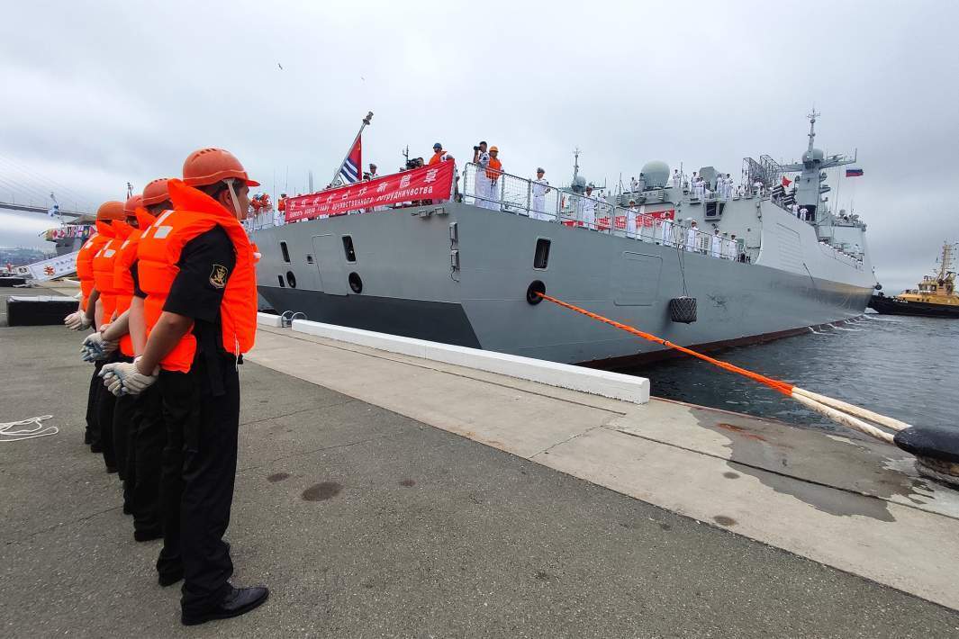 Россия и Китай проводят совместные военные учения в море. Фото