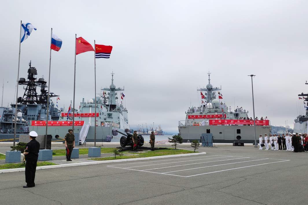 Россия и Китай проводят совместные военные учения в море. Фото