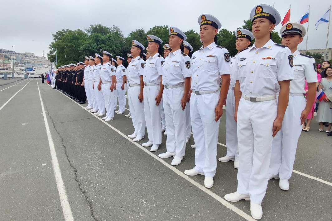 Россия и Китай проводят совместные военные учения в море. Фото