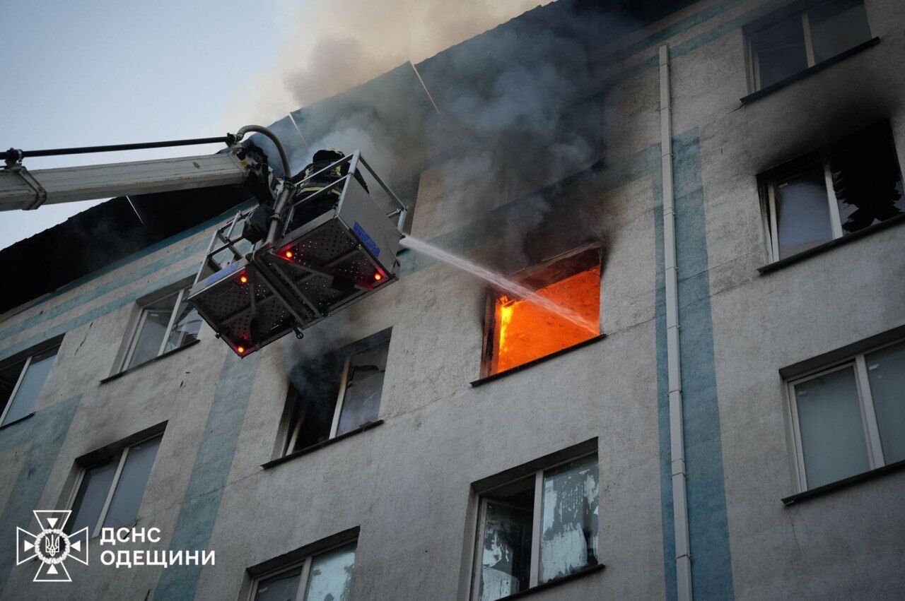 Оккупанты атаковали Одесскую область ударными дронами: вспыхнули масштабные пожары, уничтожены павильоны на радиорынке. Фото и видео