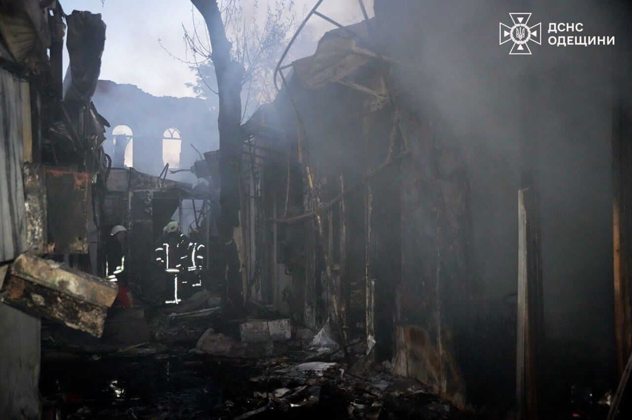 Оккупанты атаковали Одесскую область ударными дронами: вспыхнули масштабные пожары, уничтожены павильоны на радиорынке. Фото и видео