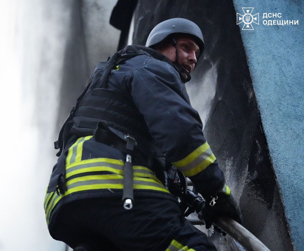 Оккупанты атаковали Одесскую область ударными дронами: вспыхнули масштабные пожары, уничтожены павильоны на радиорынке. Фото и видео