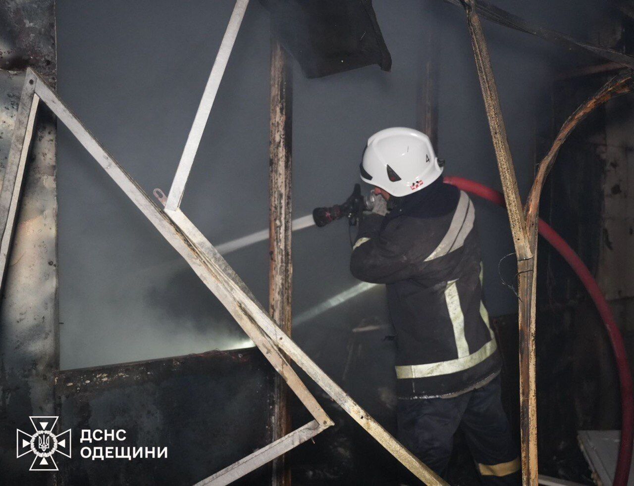 Оккупанты атаковали Одесскую область ударными дронами: вспыхнули масштабные пожары, уничтожены павильоны на радиорынке. Фото и видео