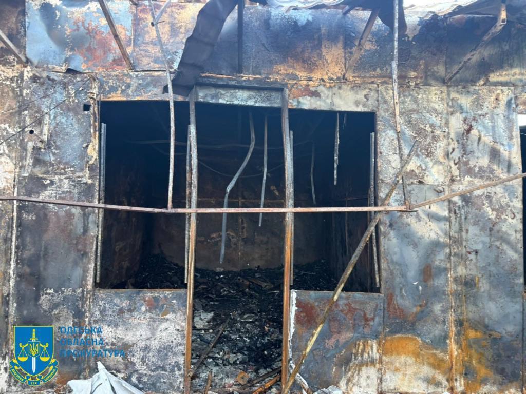 Оккупанты атаковали Одесскую область ударными дронами: вспыхнули масштабные пожары, уничтожены павильоны на радиорынке. Фото и видео