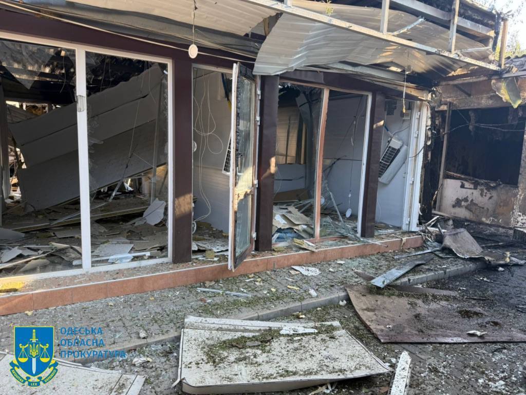 Оккупанты атаковали Одесскую область ударными дронами: вспыхнули масштабные пожары, уничтожены павильоны на радиорынке. Фото и видео