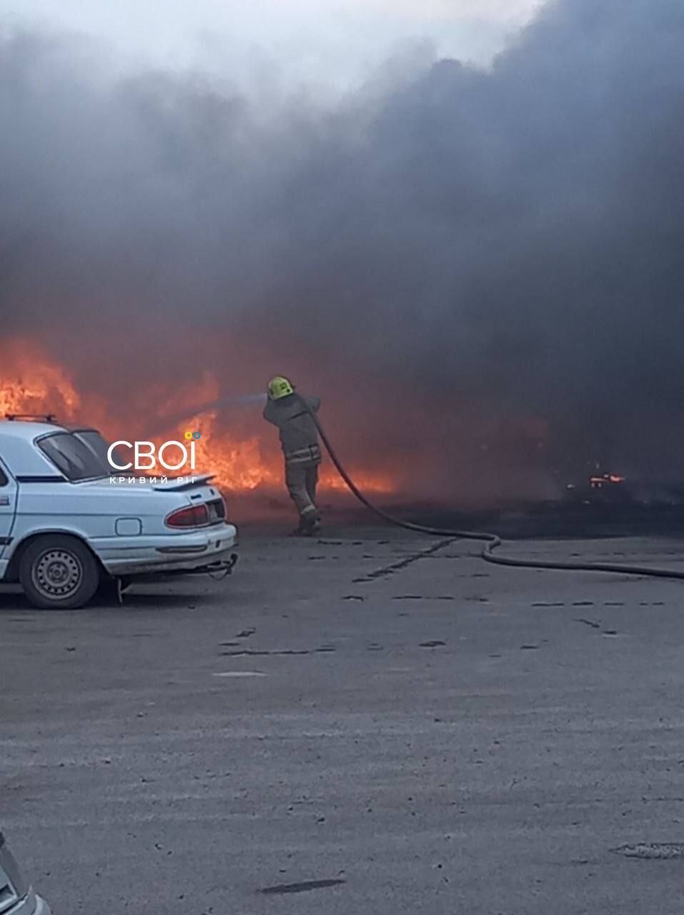 У Кривому Розі сталася потужна пожежа в пекарні: загинули троє людей. Фото й відео