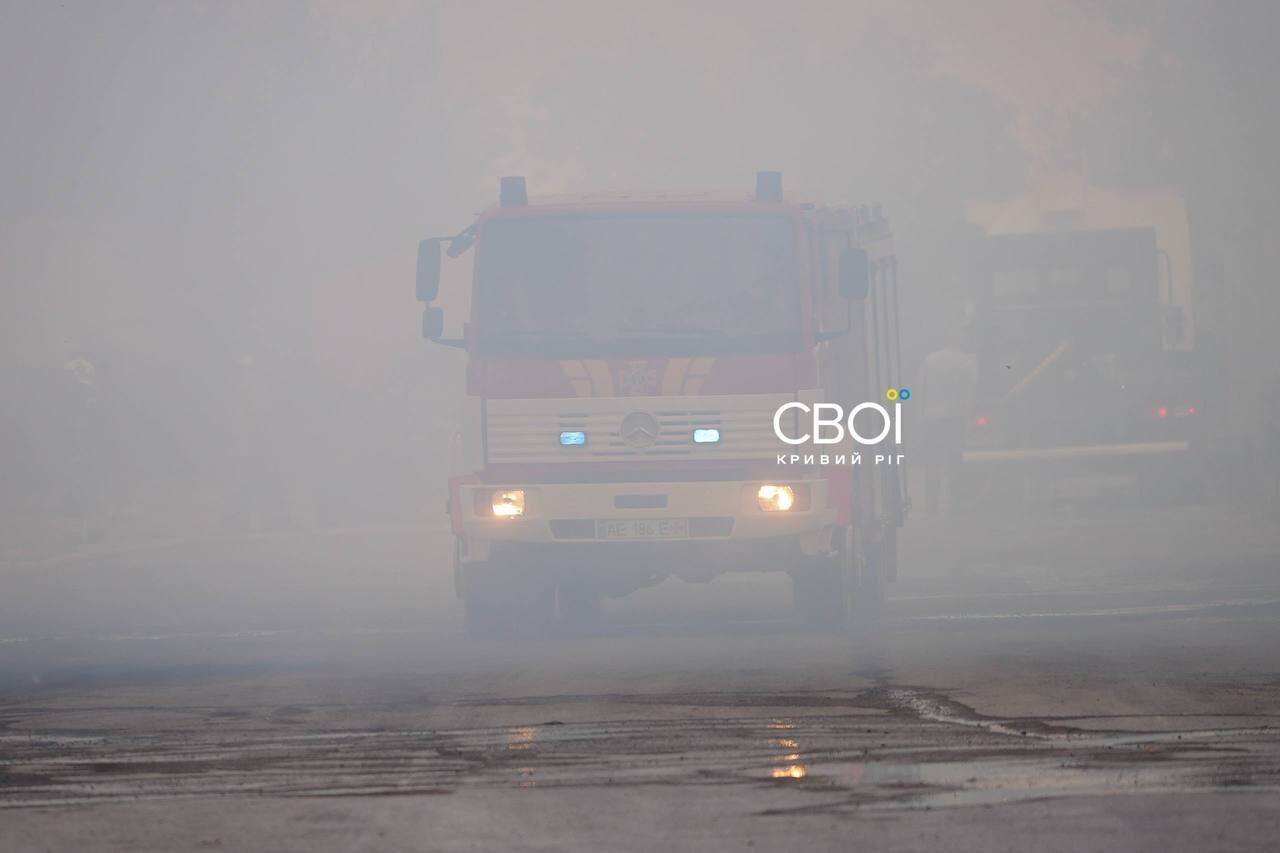 У Кривому Розі сталася потужна пожежа в пекарні: загинули троє людей. Фото й відео