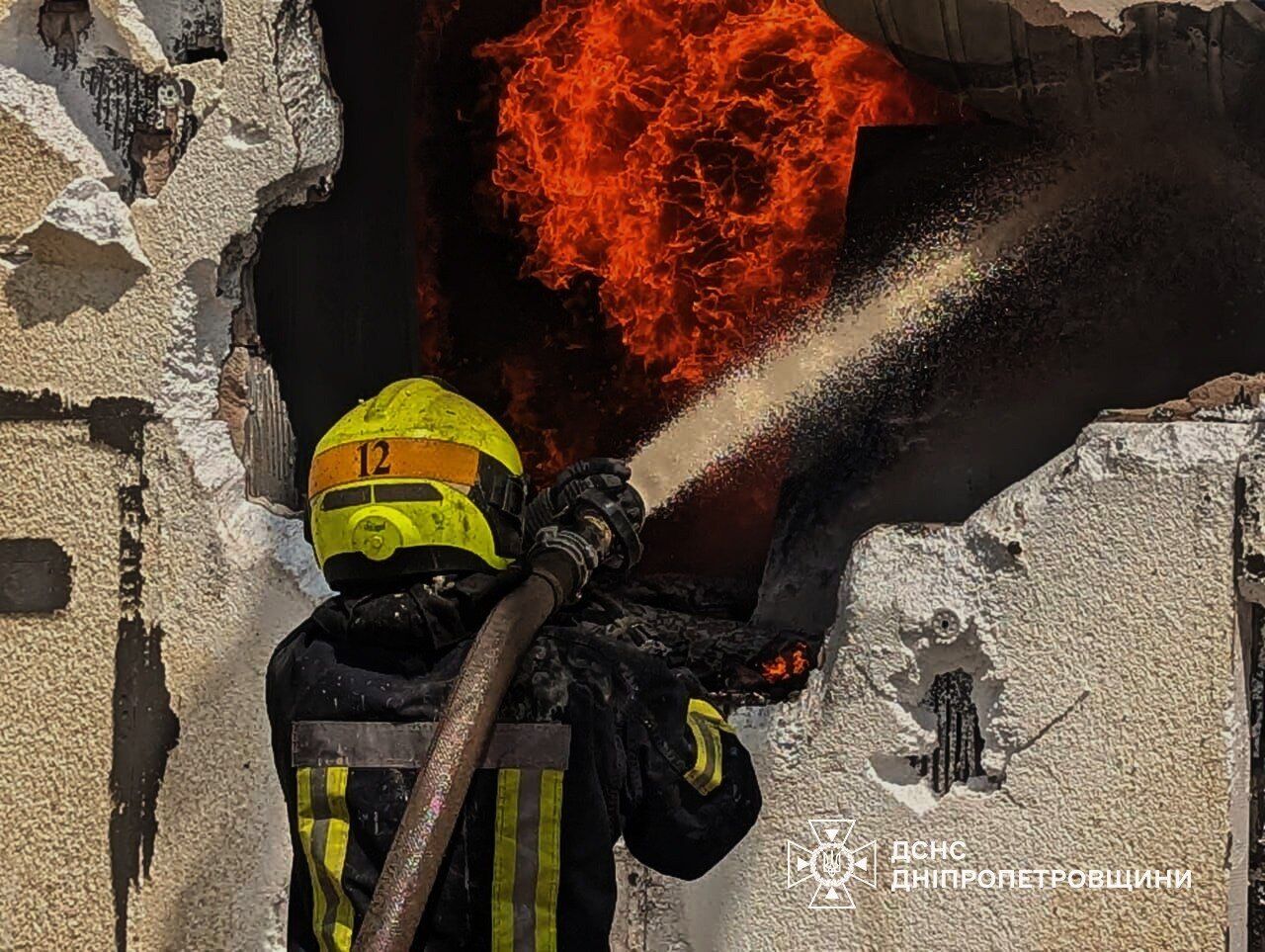 У Кривому Розі сталася потужна пожежа в пекарні: загинули троє людей. Фото й відео