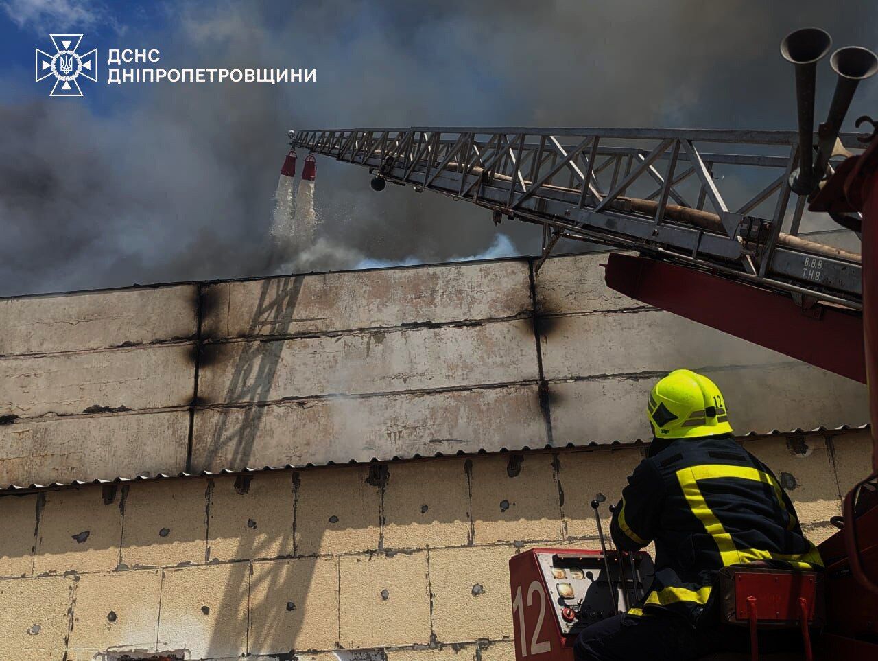 У Кривому Розі сталася потужна пожежа в пекарні: загинули троє людей. Фото й відео