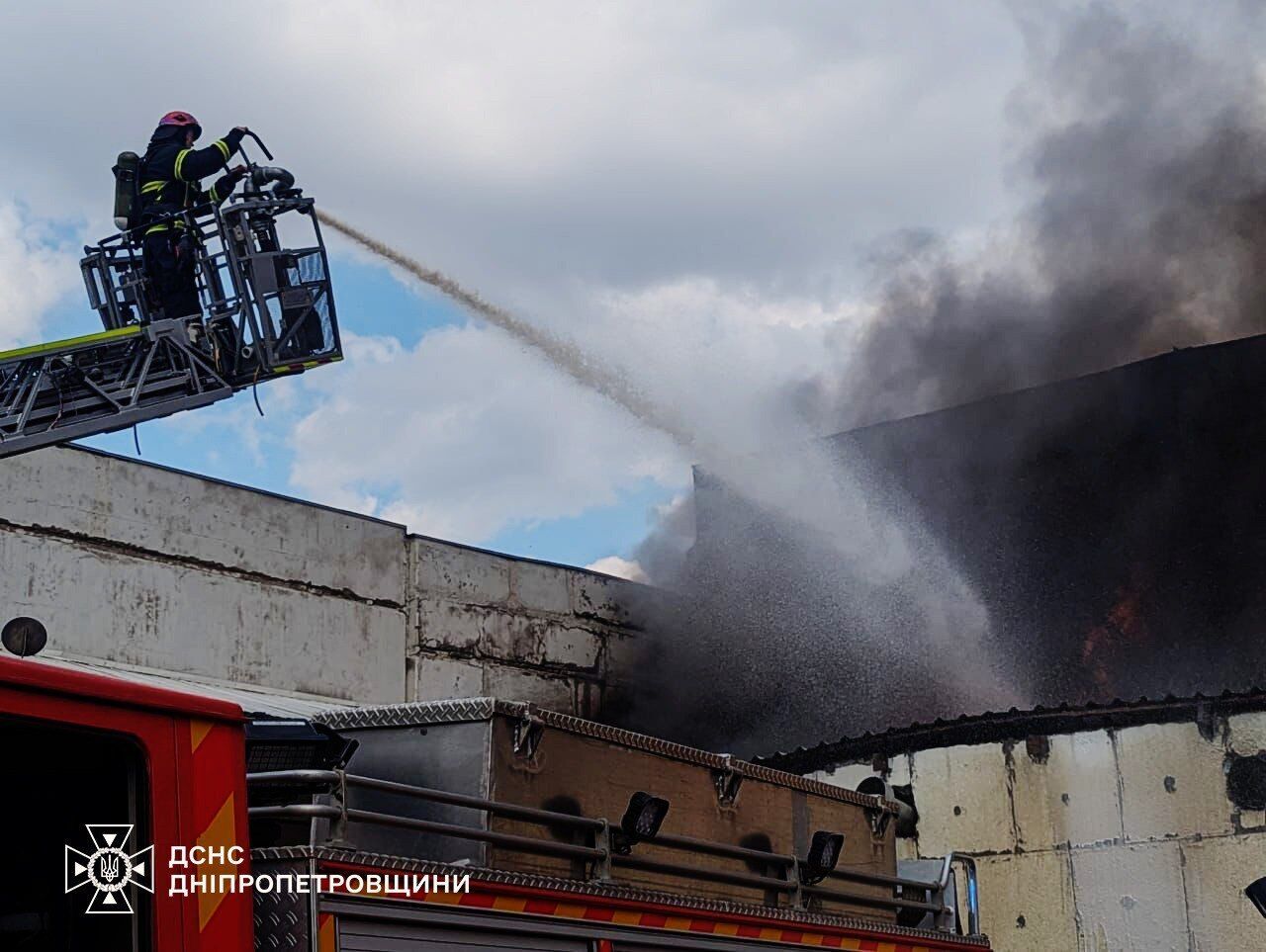 У Кривому Розі сталася потужна пожежа в пекарні: загинули троє людей. Фото й відео