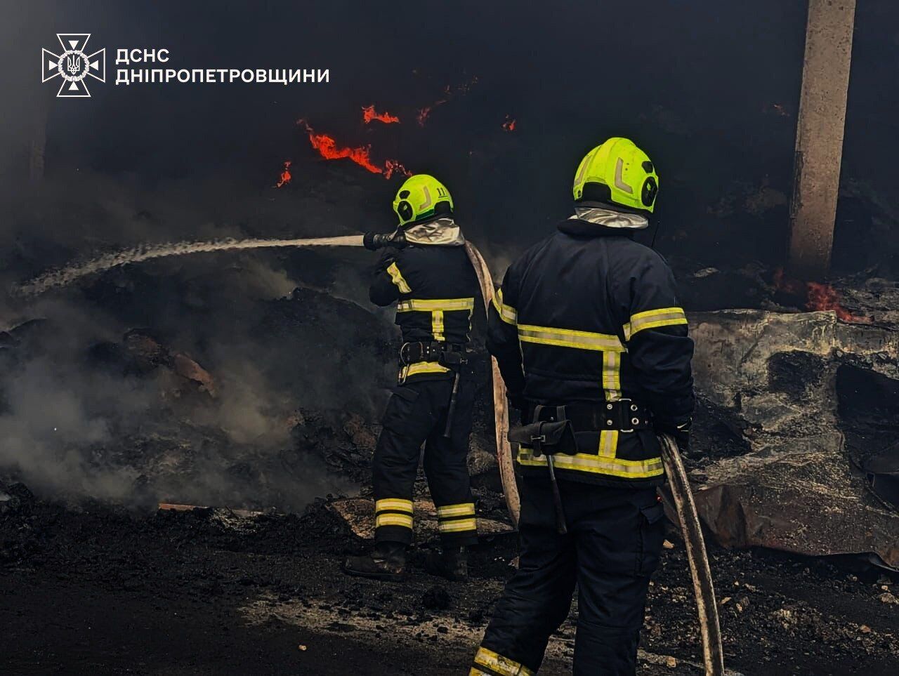 У Кривому Розі сталася потужна пожежа в пекарні: загинули троє людей. Фото й відео