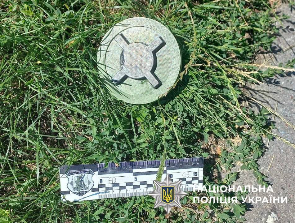 В Киеве возле детской площадки нашли "мину": на месте работали саперы. Подробности, фото и видео