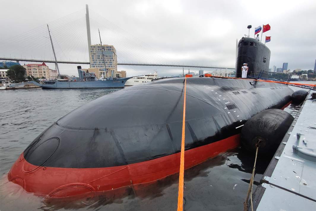 Россия и Китай проводят совместные военные учения в море. Фото