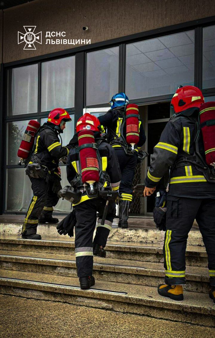 У Львові спалахнула потужна пожежа в готелі, піднявся дим: рятувальники евакуювали людей. Відео