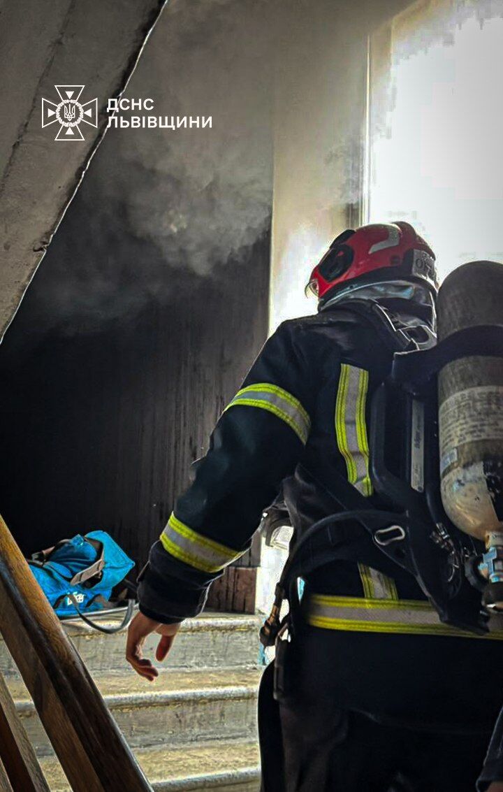 У Львові спалахнула потужна пожежа в готелі, піднявся дим: рятувальники евакуювали людей. Відео