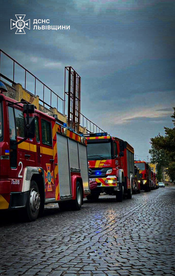 У Львові спалахнула потужна пожежа в готелі, піднявся дим: рятувальники евакуювали людей. Відео