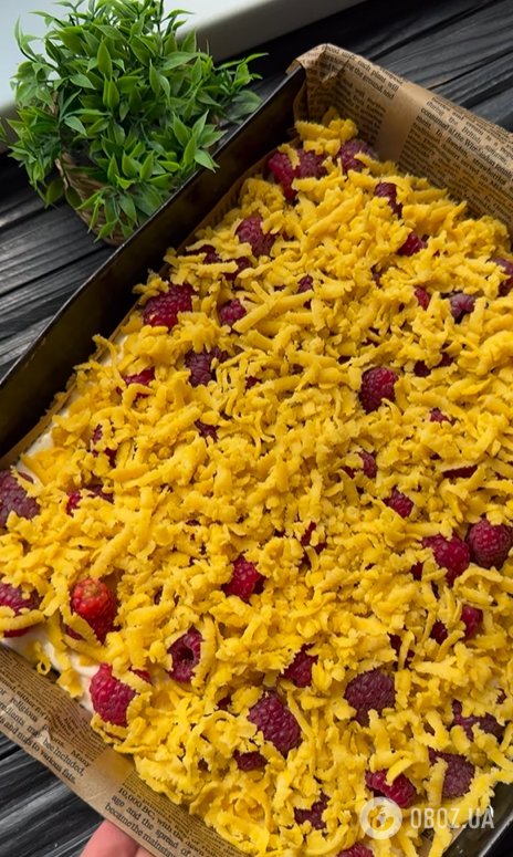 Тертый пирог по-новому: приготовьте вкусный десерт с малиной и воздушным суфле