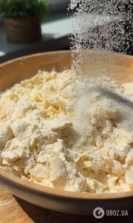 Тертый пирог по-новому: приготовьте вкусный десерт с малиной и воздушным суфле