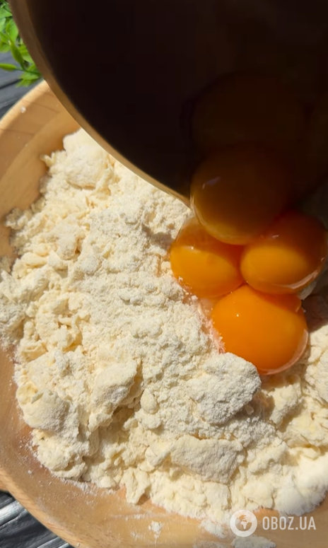 Тертый пирог по-новому: приготовьте вкусный десерт с малиной и воздушным суфле