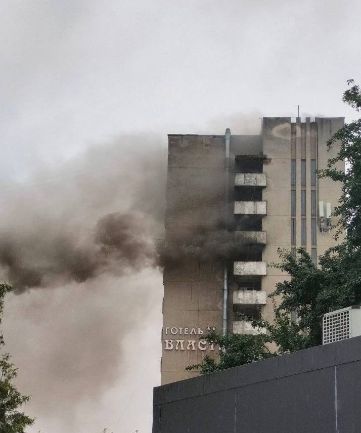 У Львові спалахнула потужна пожежа в готелі, піднявся дим: рятувальники евакуювали людей. Відео