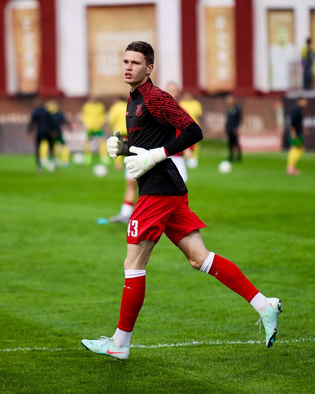 Готовий завершити кар'єру: 19-річний футболіст відмовився повертатися до України, втікши з клубу УПЛ