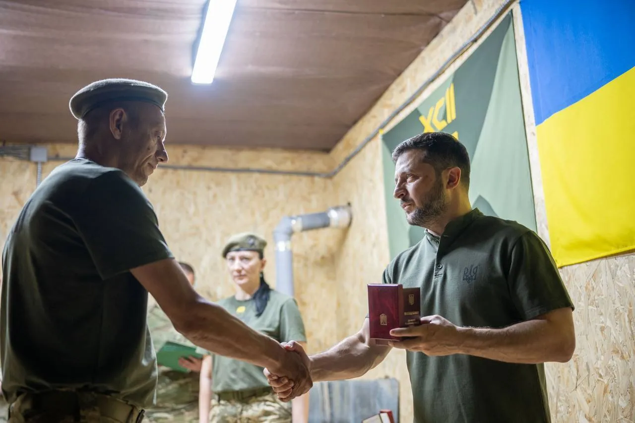 Фіксують найманців із Китаю та країн Африки: Зеленський на Харківщині відзначив нагородами оборонців Вовчанського та Липецького напрямків. Фото і відео