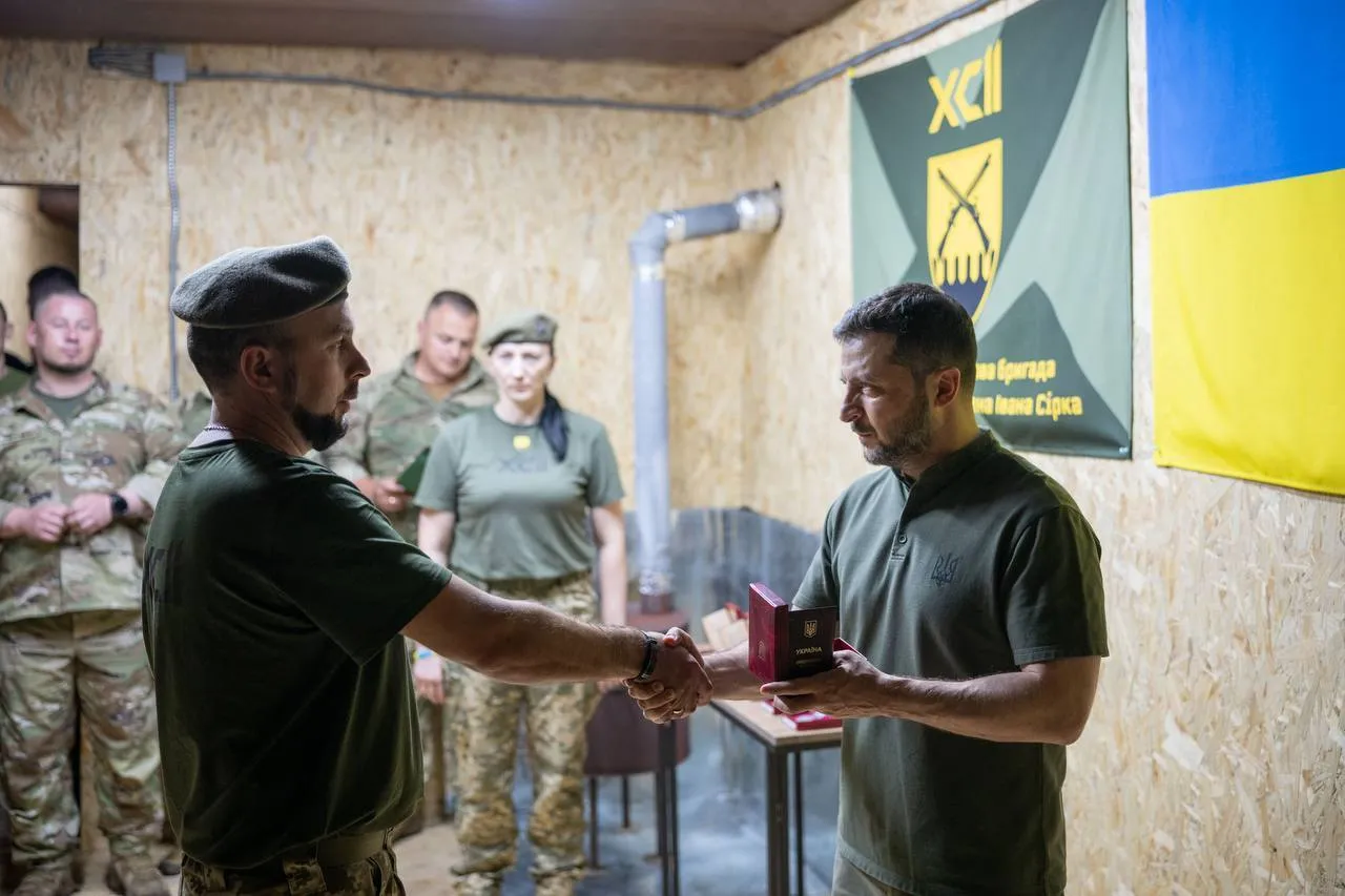Фіксують найманців із Китаю та країн Африки: Зеленський на Харківщині відзначив нагородами оборонців Вовчанського та Липецького напрямків. Фото і відео