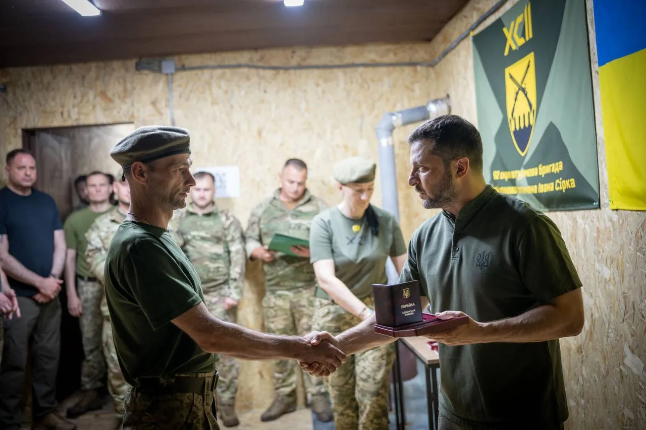 Фіксують найманців із Китаю та країн Африки: Зеленський на Харківщині відзначив нагородами оборонців Вовчанського та Липецького напрямків. Фото і відео