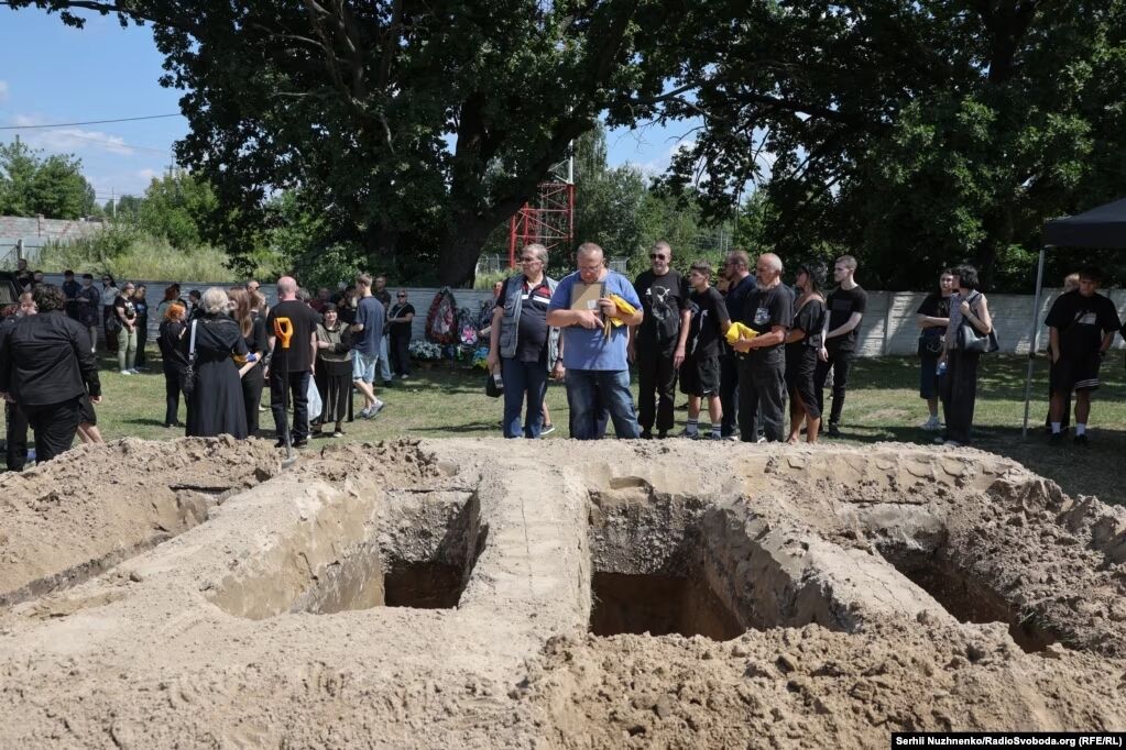 Загинули від російської ракети у Києві: в Іванковичах поховали чотирьох членів родини Гайових. Відео