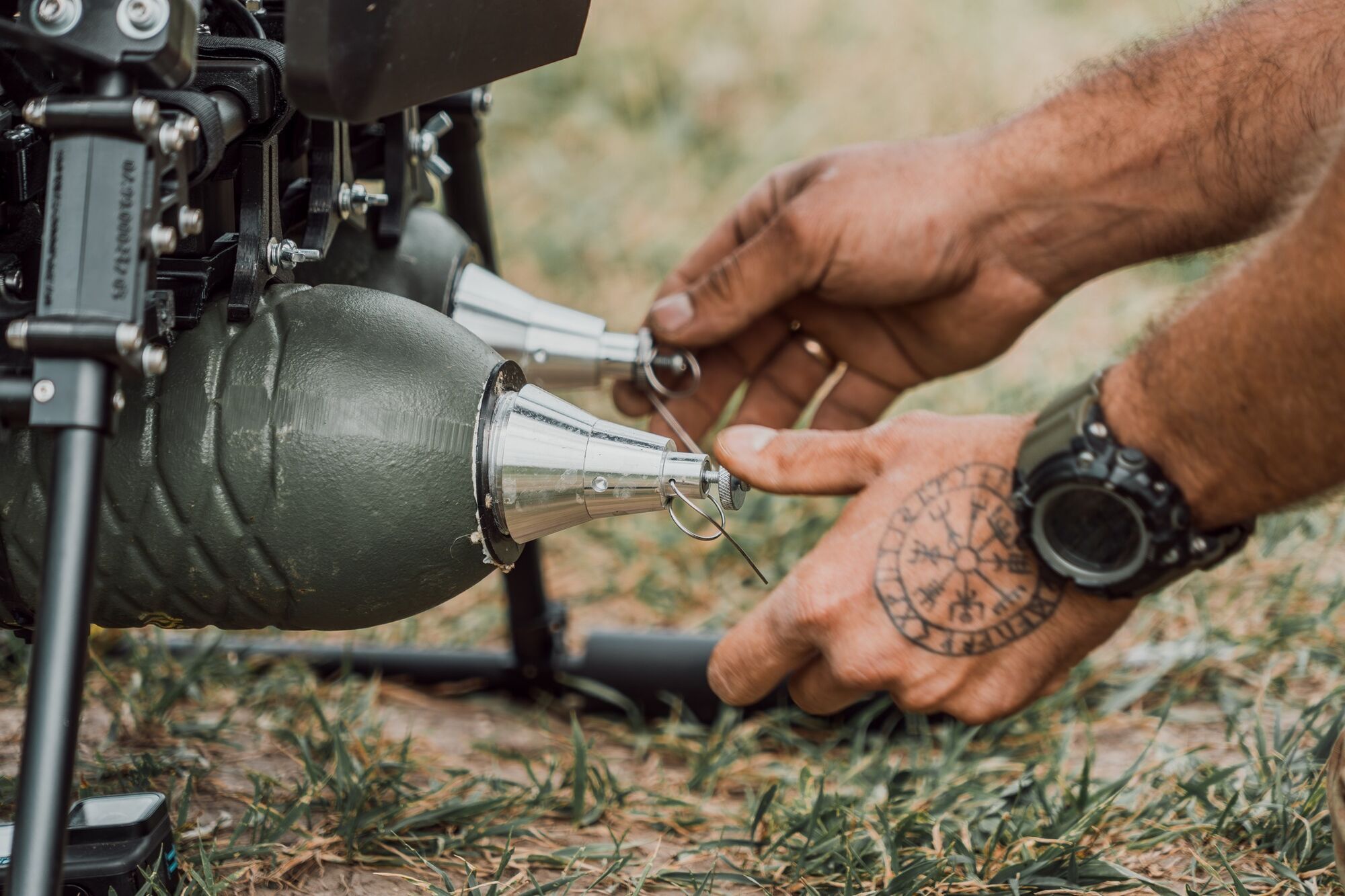 Маскування не допомогло: на Сумщині прикордонники знищили ворожий БТР і гармату Д-30. Відео