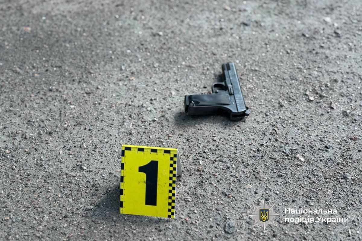 Достал гранату и выдернул чеку: в Черкассах мужчина угрожал устроить взрыв и пытался взять в заложники военнослужащих ТЦК. Фото и видео