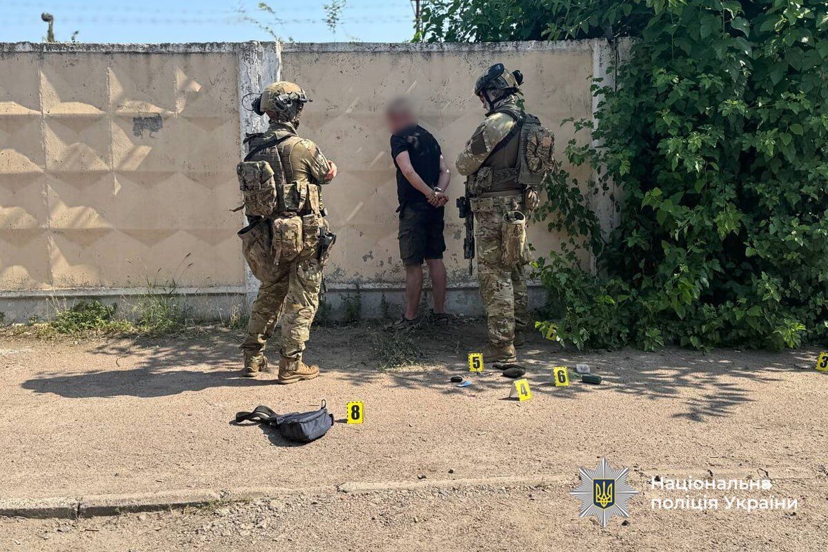 Достал гранату и выдернул чеку: в Черкассах мужчина угрожал устроить взрыв и пытался взять в заложники военнослужащих ТЦК. Фото и видео