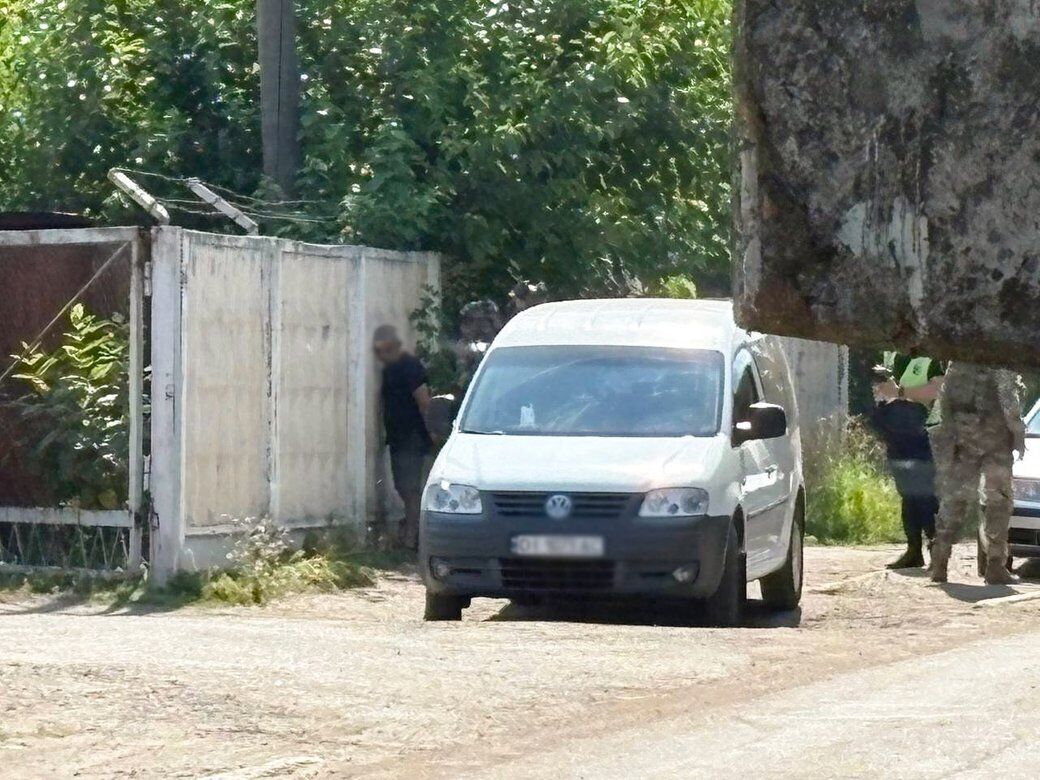 Достал гранату и выдернул чеку: в Черкассах мужчина угрожал устроить взрыв и пытался взять в заложники военнослужащих ТЦК. Фото и видео