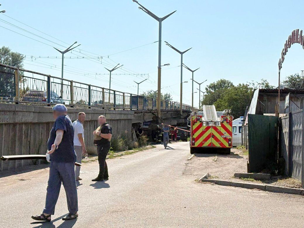 Достал гранату и выдернул чеку: в Черкассах мужчина угрожал устроить взрыв и пытался взять в заложники военнослужащих ТЦК. Фото и видео